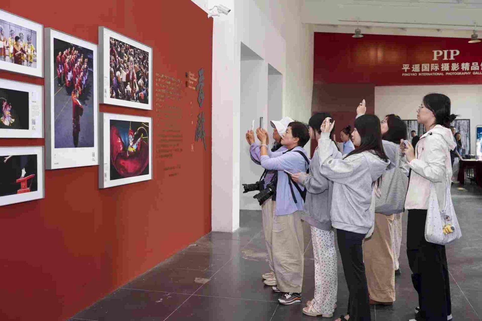 观众在平遥国际摄影大展展区观展、拍摄作品