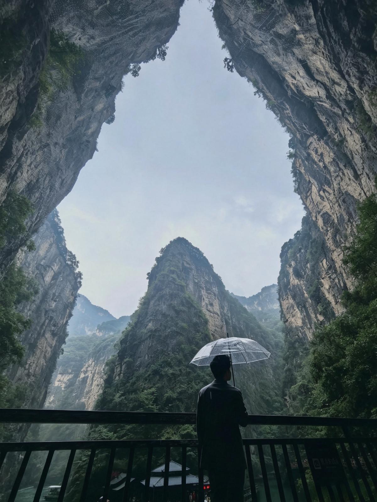 ▲宇辉在长治八泉峡驻足远眺(主办方供图)