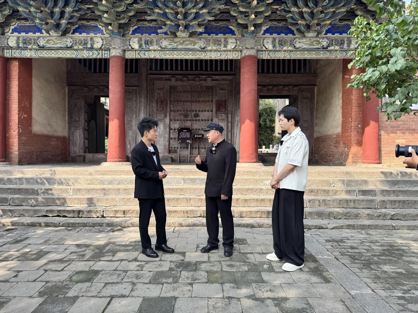 ▲宇辉走进晋城玉皇庙,静心聆听讲解员的细致解读