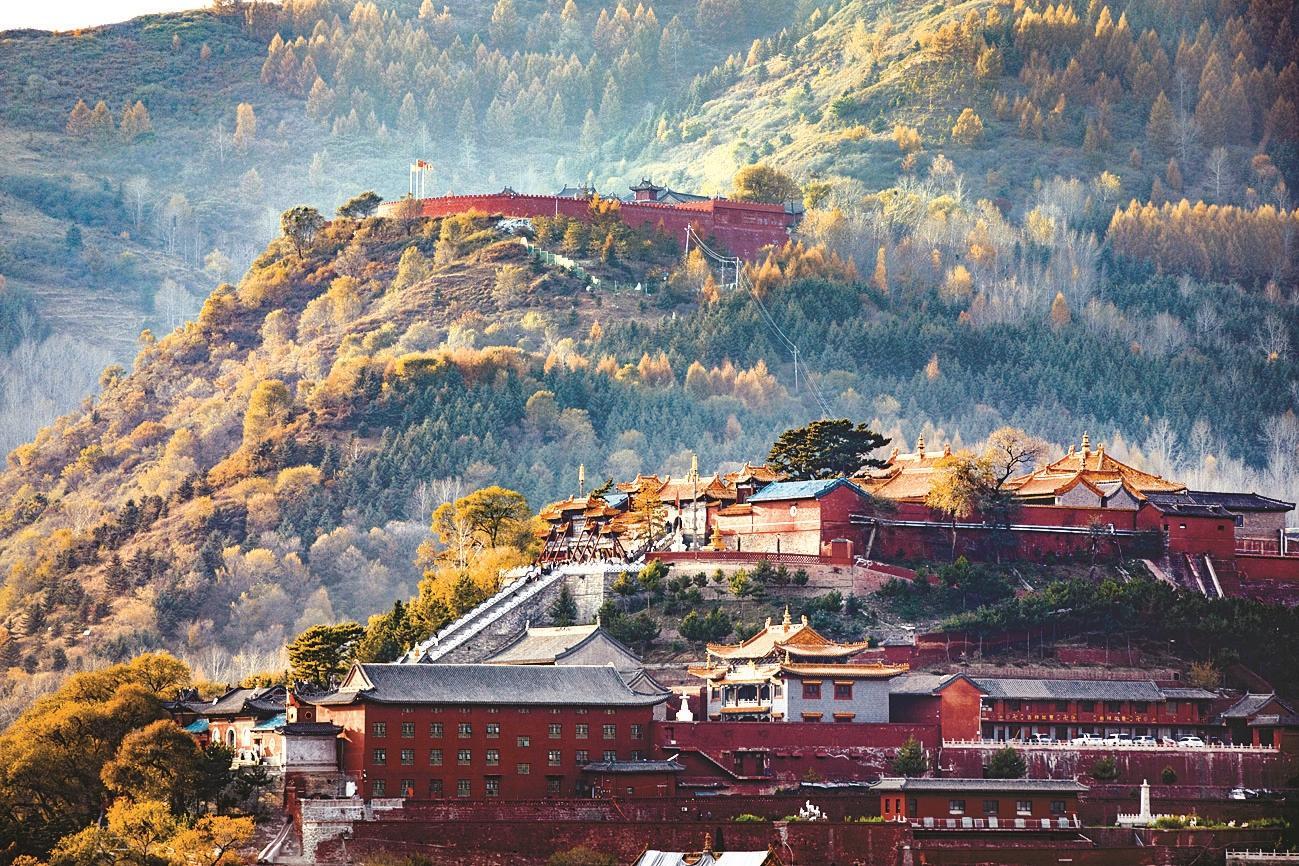 金秋时节,五台山层林尽染,吸引大批游客慕名前来。